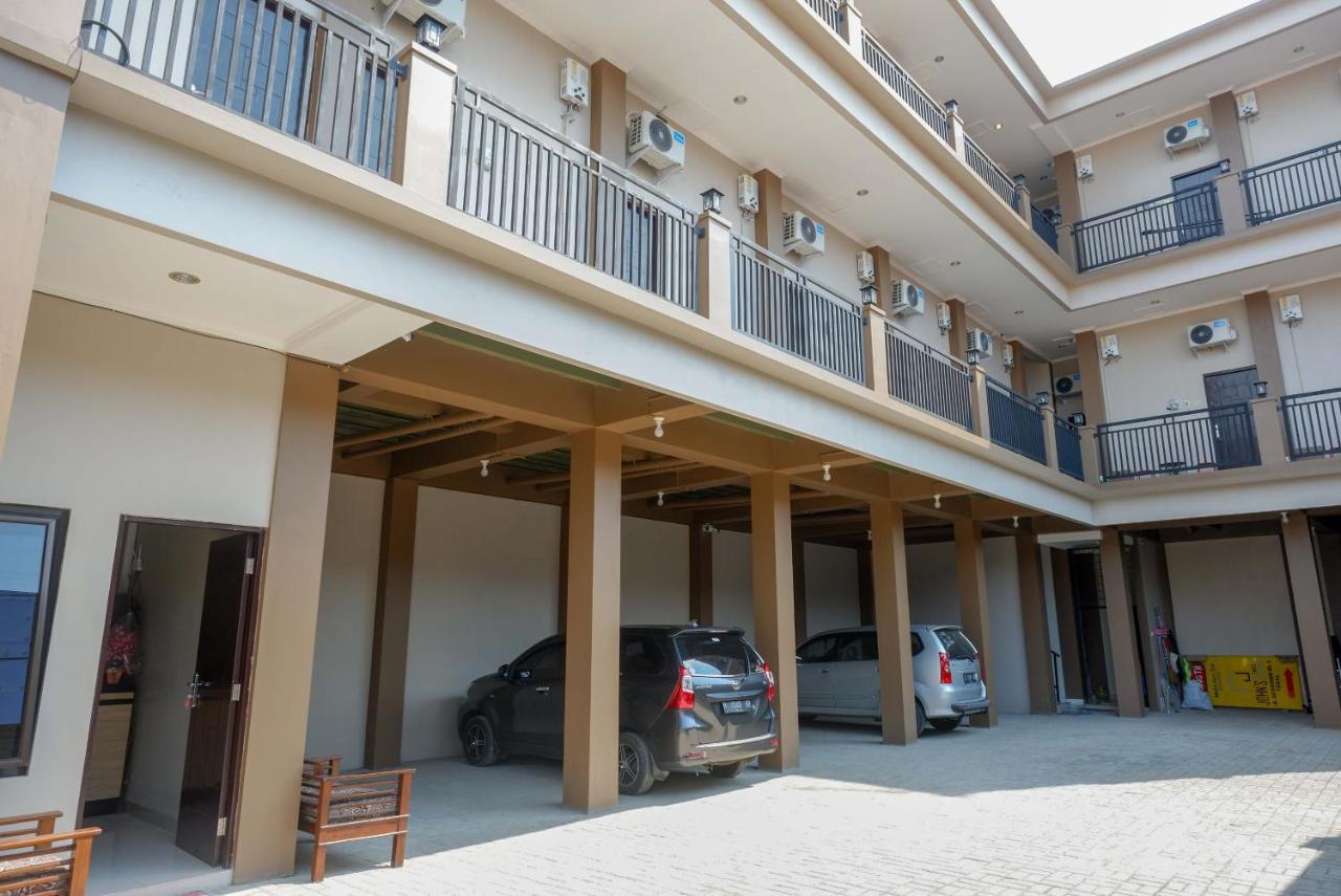 Urbanview Hotel Syariah John Sweet Home By Reddoorz Tegal  Exterior photo
