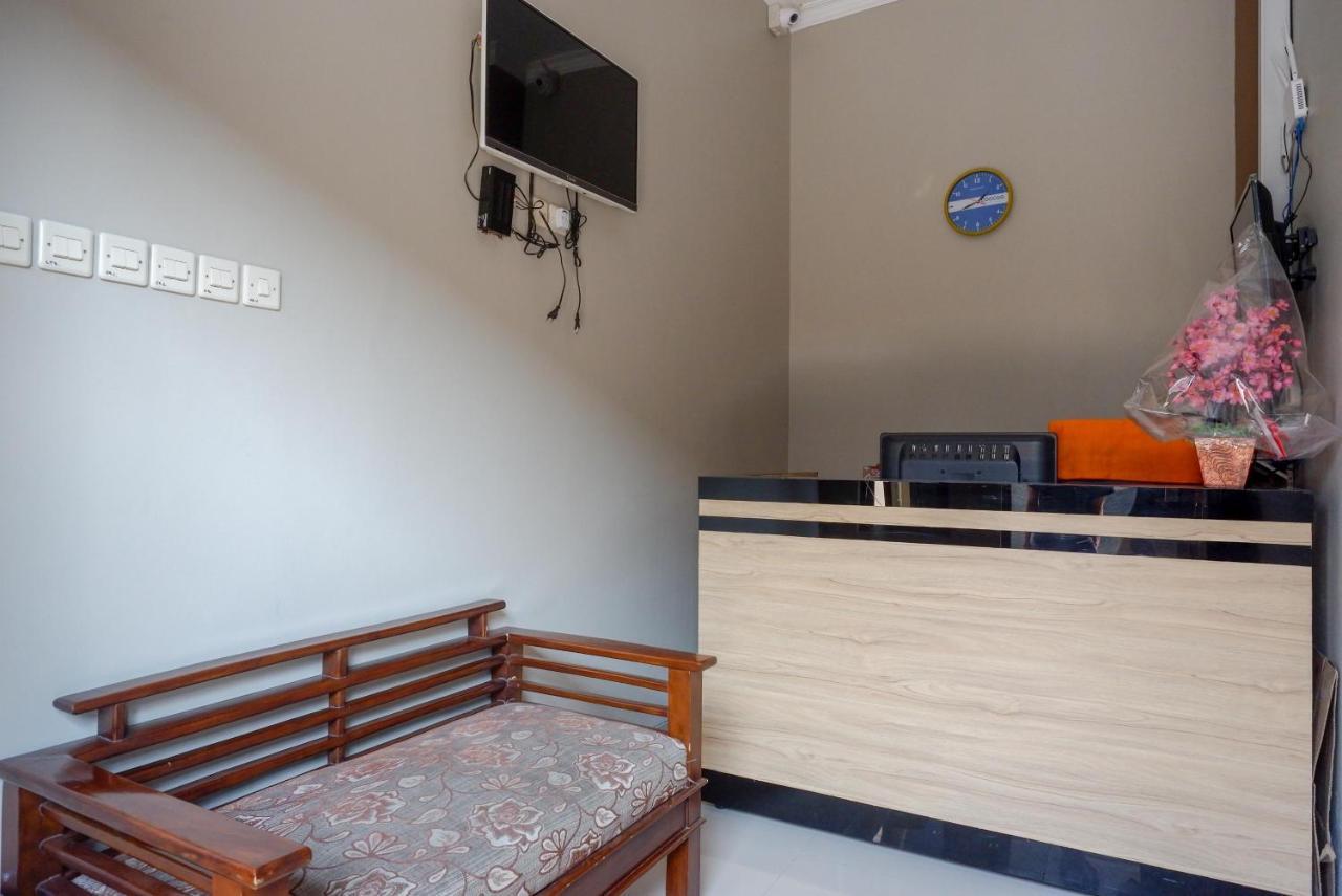 Urbanview Hotel Syariah John Sweet Home By Reddoorz Tegal  Exterior photo